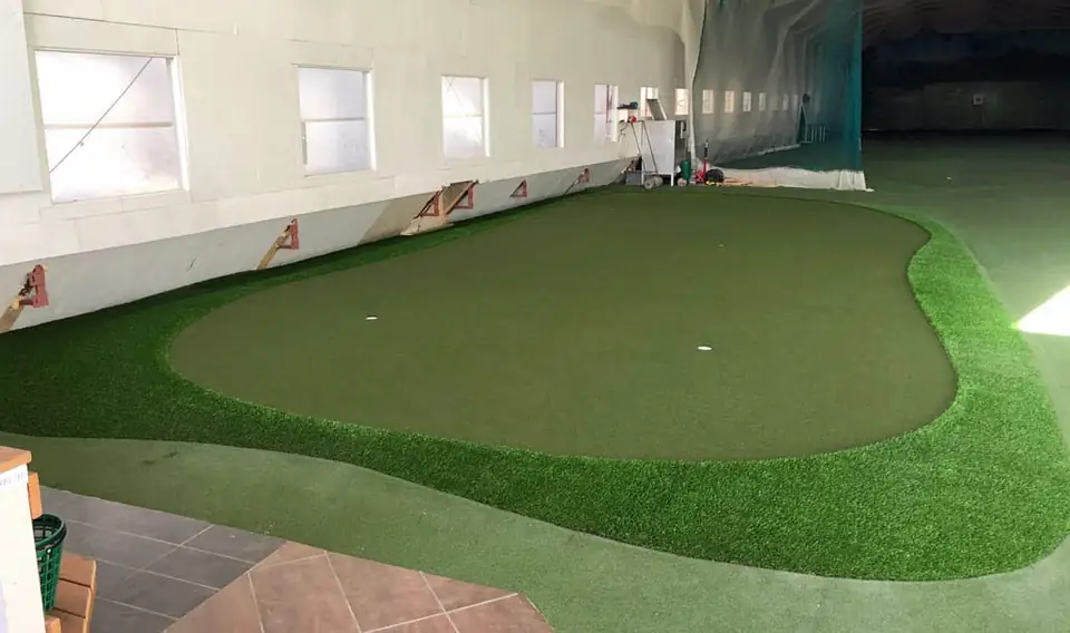 Tekonurmiviheriö ja foregreen golfhallissa.