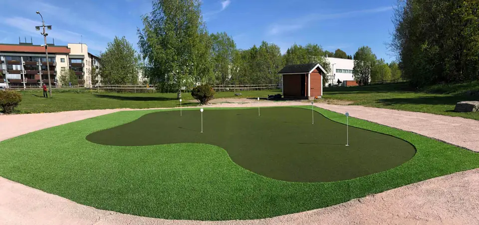 Tekonurmiviheriö GoGolf Rangen harjoitusalueella Leppävaarassa.