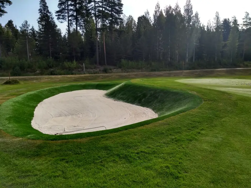 Golf Talman harjoitusbunkkeri, jonka reunat on tehty tekonurmesta.
