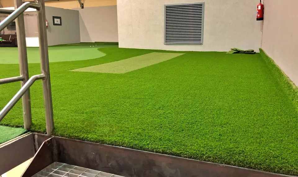 Golfhallin uusittu tekonurmi ja viheriö.