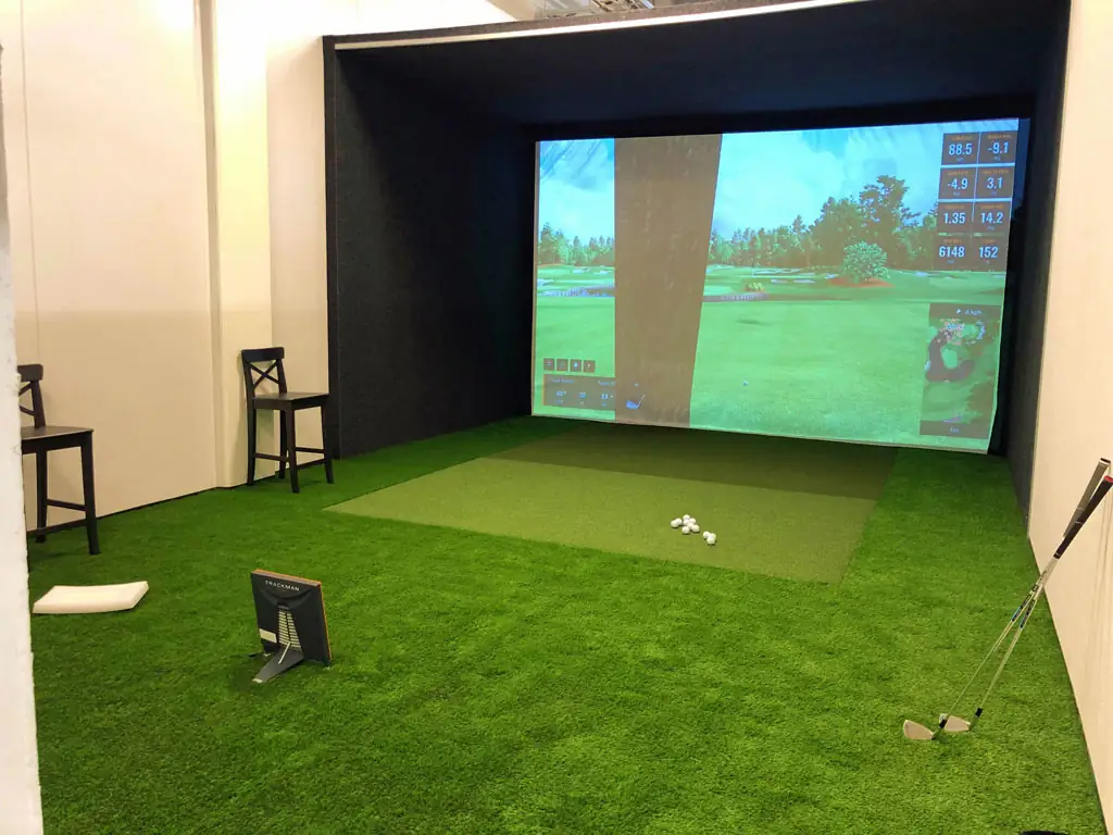 Golf Sky Espoon simulaattori: valkokangas, lyöntimatto ja nurmi.