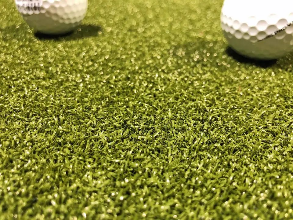 Golfpallot tiheällä 12 mm nylonkuidulla.