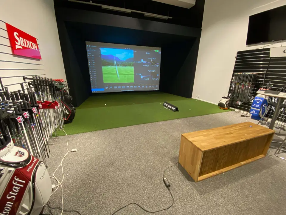 Golf Balance Vantaan simulaattori myymälän takaosassa.