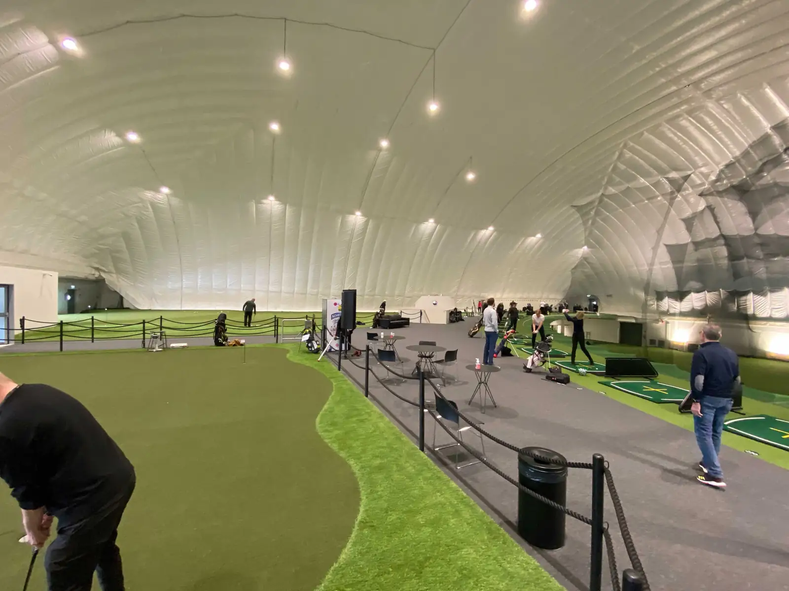 Golfhallin lyöntipaikat ja tekonurmiviheriöt kuplahallissa.